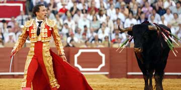 El Fundi y Rafaelillo, raza ante los Miura en la última de feria