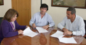 Carmelo García, durante la firma del contrato con en alcalde y la concejala de fiestas del ayuntamiento de San José del Valle.