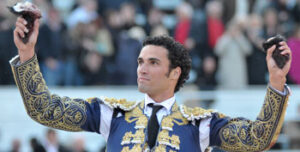 Tejela, con las dos orejas de su segundo. (Foto: Isabelle Dupin)