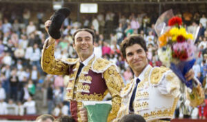 Ponce y Cayetano triunfaron en la tradicional corrida de Primavera. (Foto: Javier Arroyo)