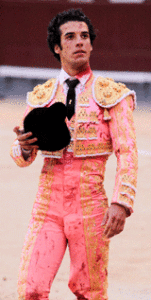 Morenito dio una vuelta al ruedo. (Foto: J.R.Lozano)