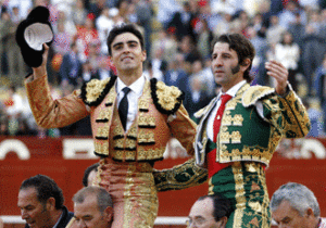 Salida en volandas de Perera y Padilla. (Foto: Arjona)