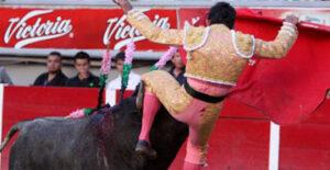 Mario Aguilar, en el momento de ser herido. Foto: Manolo Briones