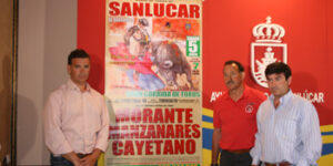 Carmelo y Antonio Caba, junto con el Delegado de Fiestas de la Ciudad, D. Jesús Villegas.