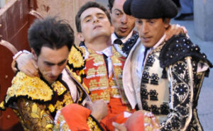 Joselillo, camino de la enfermería. (Foto: Julián López)