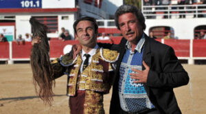 Ponce, con el rabo, da la vuelta junto a Margé (Foto: Isabel Dupin)
