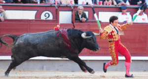 Paco Chaves, en un momento de apuro en el tercio de banderillas. (Foto: Vivas)