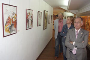 El alcalde de Roquetas, Gabriel Amat, la concejala de Cultura, Eloisa Cabrera, y Carmelo en la inauguración de la exposición.
