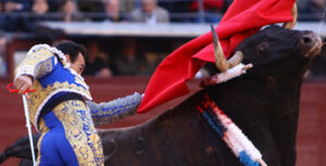 Espectacular imagen de El Cid ante el segundo de su lote (Foto: José Ramón Lozano)