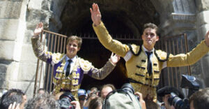 Juli y Luque, a hombros en Nimes. (Foto: Javier Arroyo)