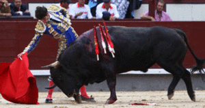 Aguilar, con el sobrero de Mayalde. (Foto: J.R.Lozano)