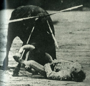 El Cordobés, corneado por "Impulsivo".