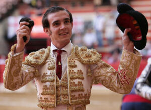 Emilio Huertas, feliz con el trofeo. (Foto: Mayte Fernández)