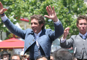 Hermoso y Leonardo, en volandas. (Foto: pablohermoso.net)