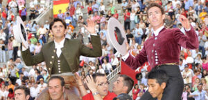 Ventura y Leonardo, a hombros (Foto: Julián López)