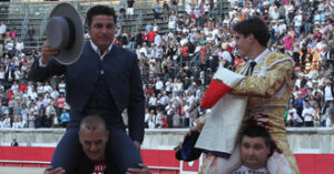 El mayoral de Fuente Ymbro y Pinar, en volandas. (Foto: Berho)