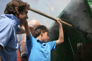 Pablo y su hijo Guillermo, en el herradero. (Foto: pablohermoso.net)