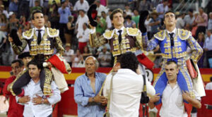 Juli, Fandi y Manzanares, por la puerta grande. (Foto: Arjona)