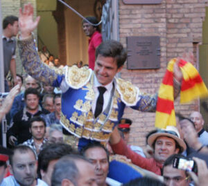 El Juli, a hombros con la bandera catalana. (Foto: Faricle)