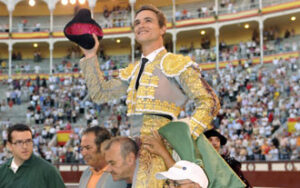 Bautista, a hombros. (Foto: Julián López)