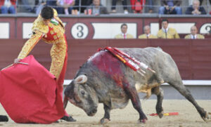 Derechazo de Barrio a su primero. (Foto: Julián López)