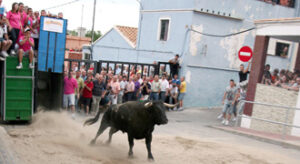 Expectación en la salida del toro. (Foto: Fernando Juárez)
