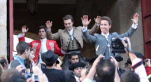 Los tres rejonedores saliendo a hombros. (Foto: Juan Carlos Terroso)