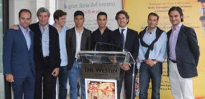 Lloret, López y el diputado Isidro Prieto, con varios de los toreros valencianos anunciados en el ciclo. Foto: Rullot