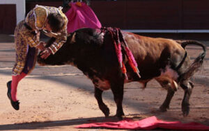 Barrera, volteado por el de Cebada Gago. (Foto: D. Chicot)