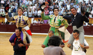 Juli, Perera y el mayoral de Daniel Ruiz, a hombros. (Foto: Arjona)