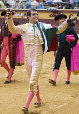 Arturo Macías, paseando la oreja. (Foto: Javier Arroyo)