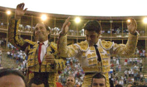 Salida a hombros de los Esplá. (Foto: Javier Arroyo.)