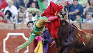 Momento de la cogida de Silveti. (Foto: Almero)