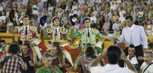 La terna, en volandas junto al mayoral de Cuvillo. (Foto: Arjona)
