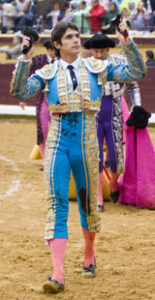 Castella, con las dos orejas del quinto. (Foto: Javier Arroyo)