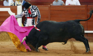 Morante, a la verónica. (Foto: Arjona)