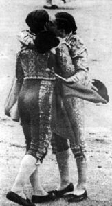 Pepe Bienvenida concede la alternativa a su hermano Antonio.