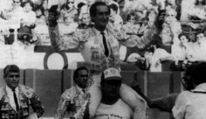 Robles saliendo a hombros. (Foto: Arjona)