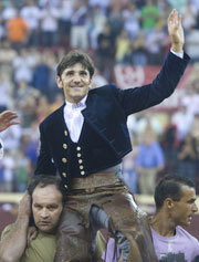 Ventura, a hombros. (Foto: Carlos Núñez)