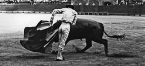 Domingo Ortega imprime personalidad en la media verónica en su actuación en el coso de Monleón. (Foto: Archivo)