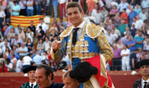 Manzanares saliendo en hombros. (Foto: Emilio Mendez.)