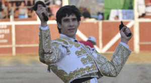 López Simón cortó dos orejas al quinto. (Foto: Julián López)