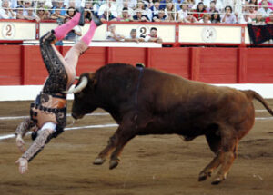 Brutal fue la voltereta del Niño de Belén. (Foto: Arjona)