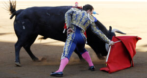 Rafaelillo sometió a su lote de palhas con entereza y decisión. Fotos: Arjona
