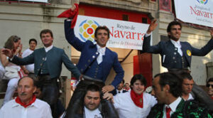 La terna de rejoneadores, a hombros (Foto: Berho)