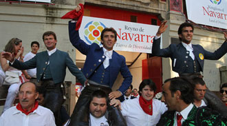 La terna de rejoneadores, a hombros (Foto: Berho)