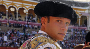 Natural de Ferrera al buen toro que le cortó la oreja. (Foto: Mauricio Berho)