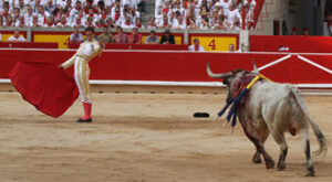 Salvador Cortés, citando a "Paquetito" para el pase cambiado. (Foto: Berho)