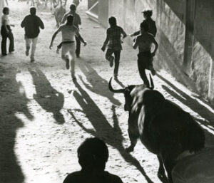 Xavier -de los que van por delante, el más próximo al toro- corriendo en Pamplona.