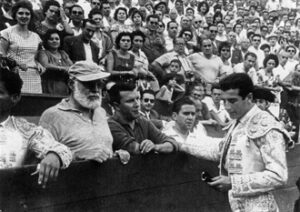Hemingway con Domingo Dominguín y Antonio Ordóñez, en el callejón de la plaza de Valencia. (Foto: Archivo Museo Taurino)
